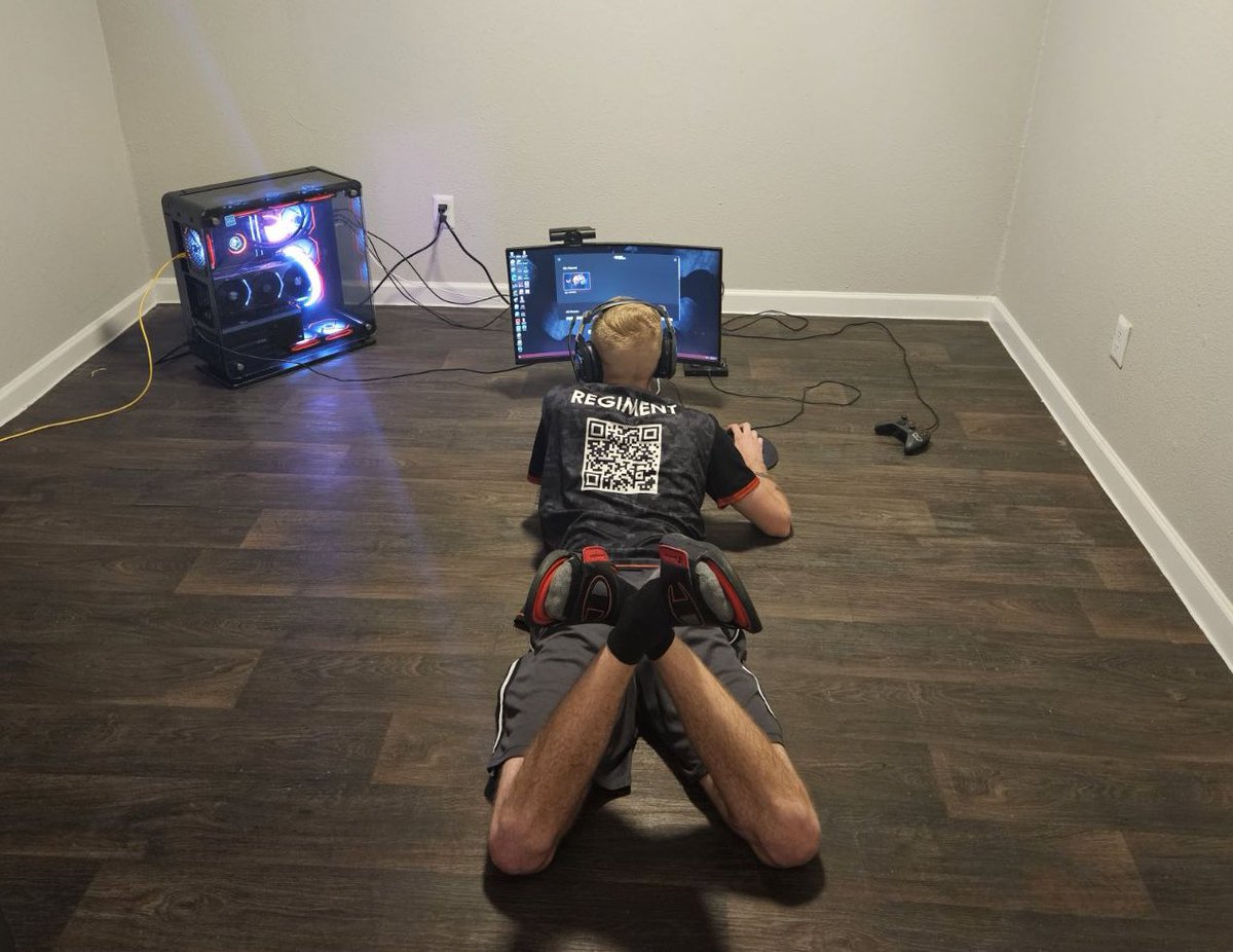 Entxurage's tweet image. When you’re not fully moved in yet, but gaming is life. 🤣