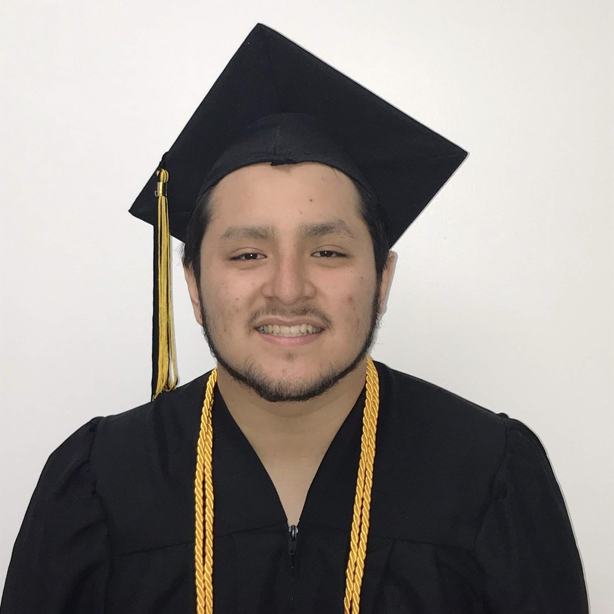A #graduation story four years in the making🧵❤️In 2019, @genefortexas got a @Twitter message from a teen who wanted one of his old suits. Turns out, Mauricio Guerrero was that year's Salutatorian at <a href="/WisdomHS_HISD/">Margaret Long Wisdom High School</a>, &amp; was at <a href="/Columbia/">Columbia University</a> on a full ride. 1/houstonpublicmedia.org/articles/educa…
