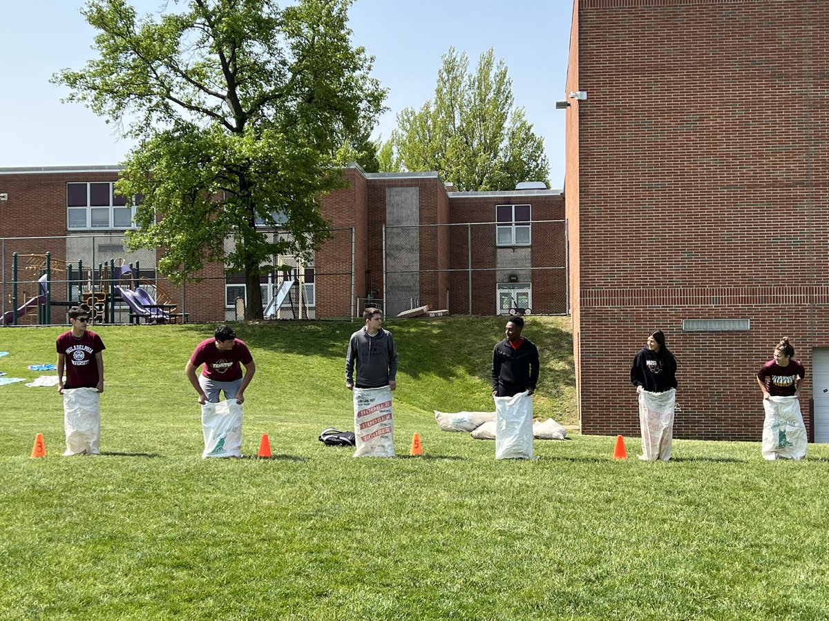 MrsMohl_HPE's tweet photo. Nothing makes me happier than seeing high school seniors acting like little kids again. It makes my heart so happy! 🥰 missed these big kids & wish them the best of luck when they GRADUATE next week! #myfirstclass @GMHSPrincipal #fieldday https://t.co/h2BAymm3R8