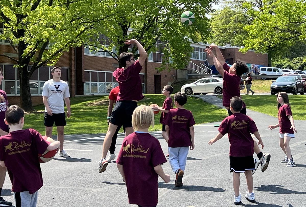 MrsMohl_HPE's tweet photo. Nothing makes me happier than seeing high school seniors acting like little kids again. It makes my heart so happy! 🥰 missed these big kids & wish them the best of luck when they GRADUATE next week! #myfirstclass @GMHSPrincipal #fieldday https://t.co/h2BAymm3R8