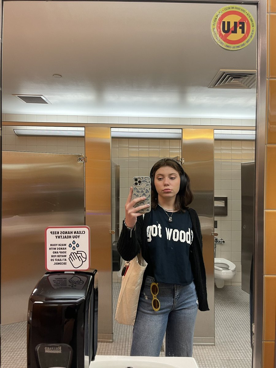 vale_rka's tweet photo. Yes. Im aubrey plaza https://t.co/LPdfUe81xL
