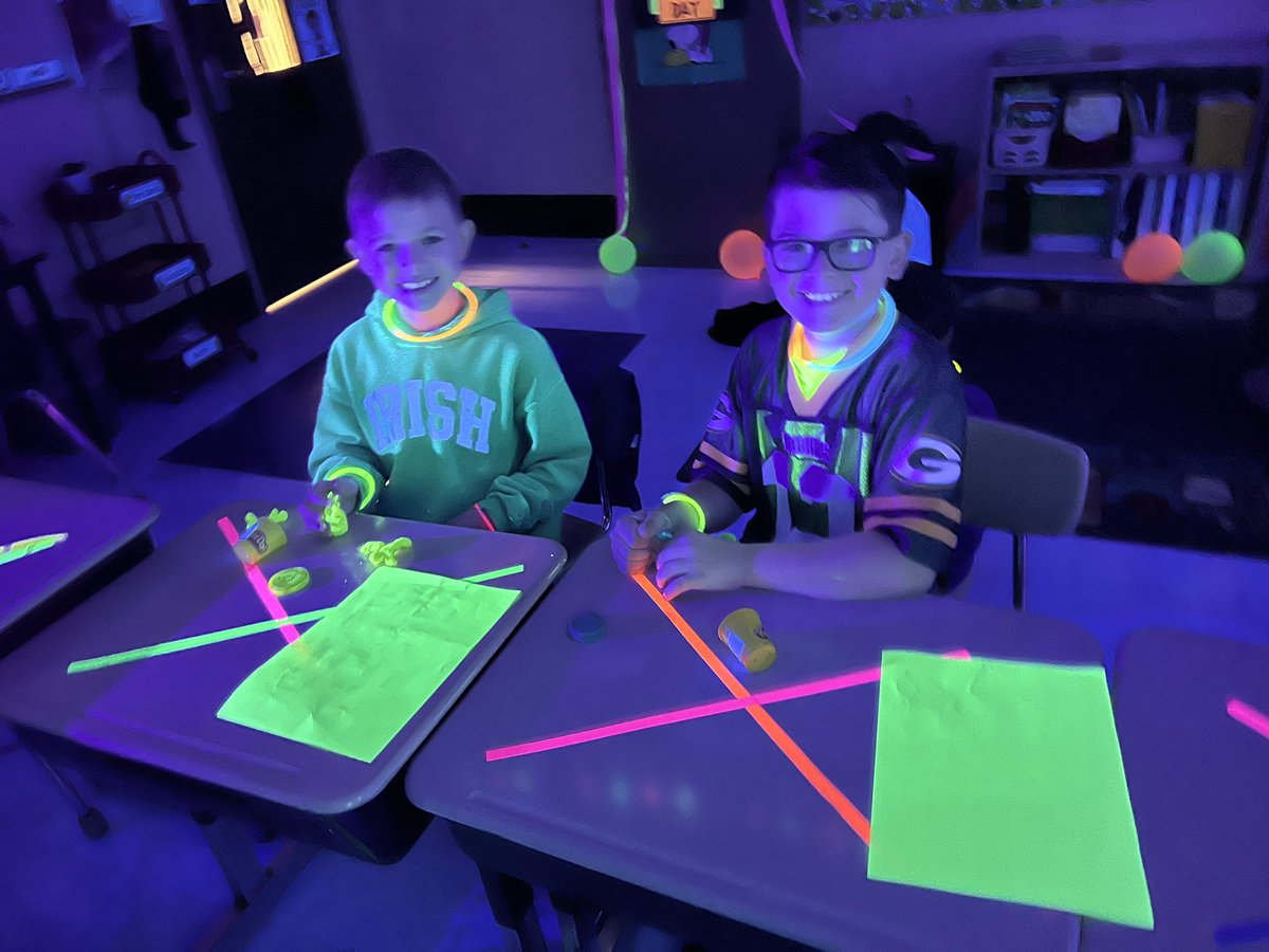 jmarch3rdGrade's tweet photo. Glow Day today!!!! #weare126 #stony126 https://t.co/3MgYShq5JE