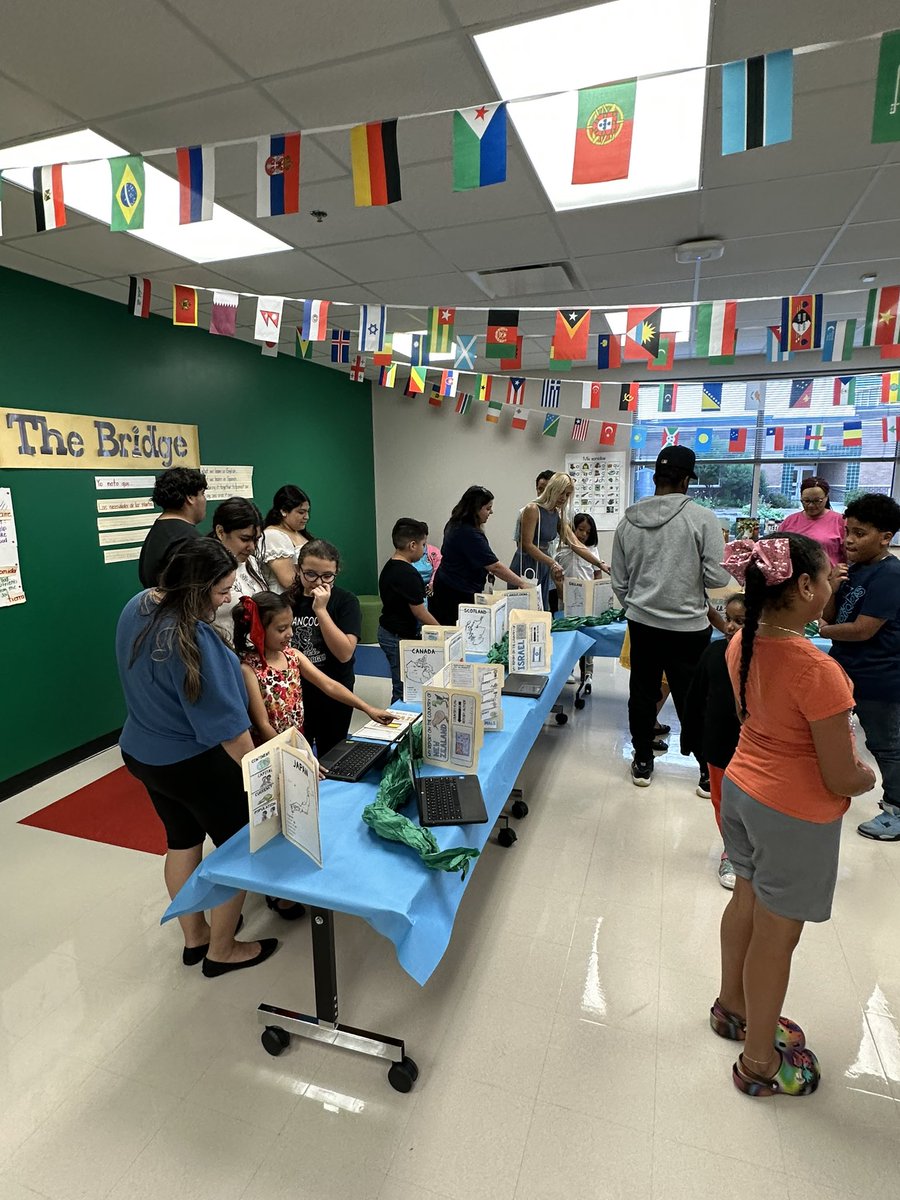 cvperez74's tweet photo. Wow! We held our 1st Dual Language EXPO.  Los padres super orgullosos al escuchar a sus hijos presentar sus proyectos en su segundo idioma. Parents were so proud of their students presenting their projects in their L2. Great Job DL Team! @pisdesela @ThomasHancockES https://t.co/HTFWVyHGjB