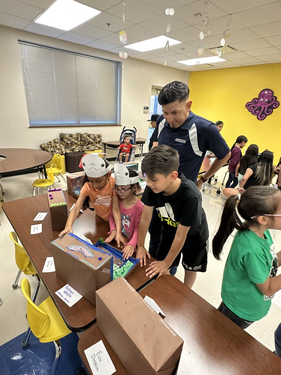 cvperez74's tweet photo. Wow! We held our 1st Dual Language EXPO.  Los padres super orgullosos al escuchar a sus hijos presentar sus proyectos en su segundo idioma. Parents were so proud of their students presenting their projects in their L2. Great Job DL Team! @pisdesela @ThomasHancockES https://t.co/HTFWVyHGjB