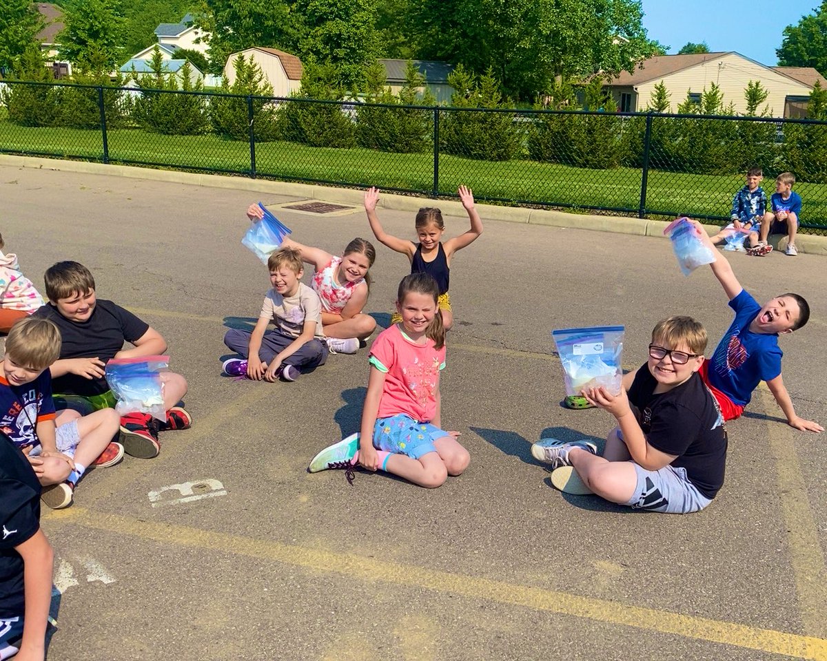 3rdwithMissL's tweet photo. Putting the FUN in functional writing by making ice cream in a bag and writing about each step🍦 https://t.co/twasStRbUD