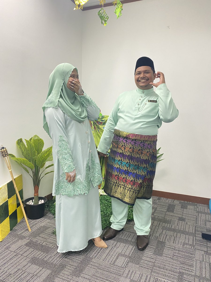 MuhammadAmbia7's tweet photo. Eh malu pulak ka tu, yeay kita dah jadi tunang awak , semoga kekal till jannah dan dipermudahkan semua urusan mendatang https://t.co/IFFYv00gVI