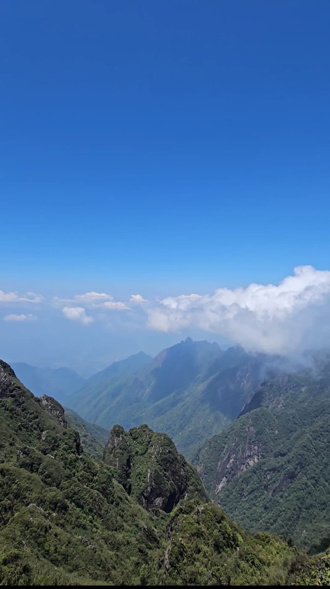 Morning from the Fansipan Mountain ⛰️ 

It is the highest mountain in the Indochinese Peninsula, hence its nickname "the Roof of Indochina".