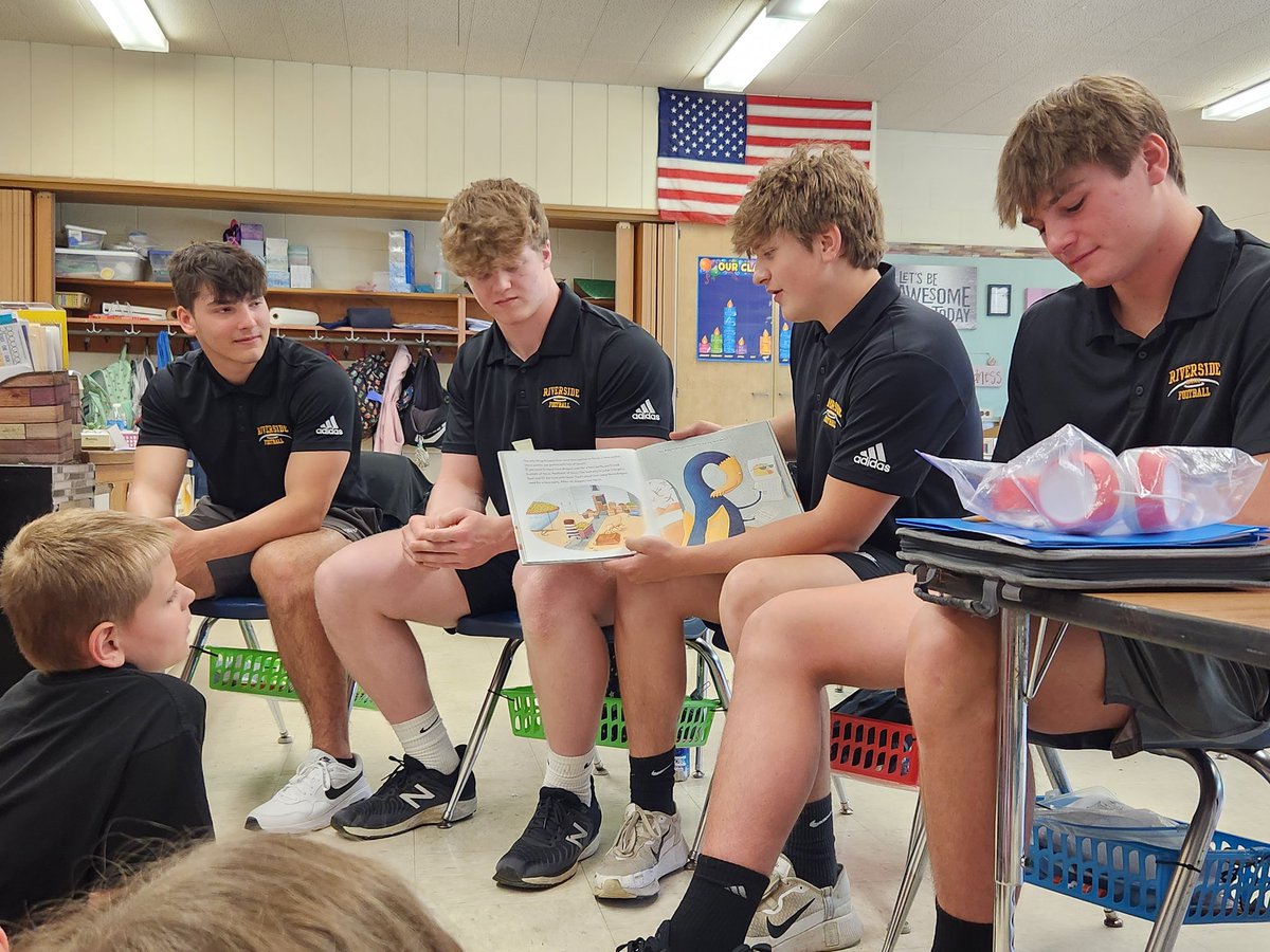 LayhewMrs's tweet photo. Literacy Lineman came to visit today. Always a favorite for the kids as well as the teachers. https://t.co/0DyZU9lW4b