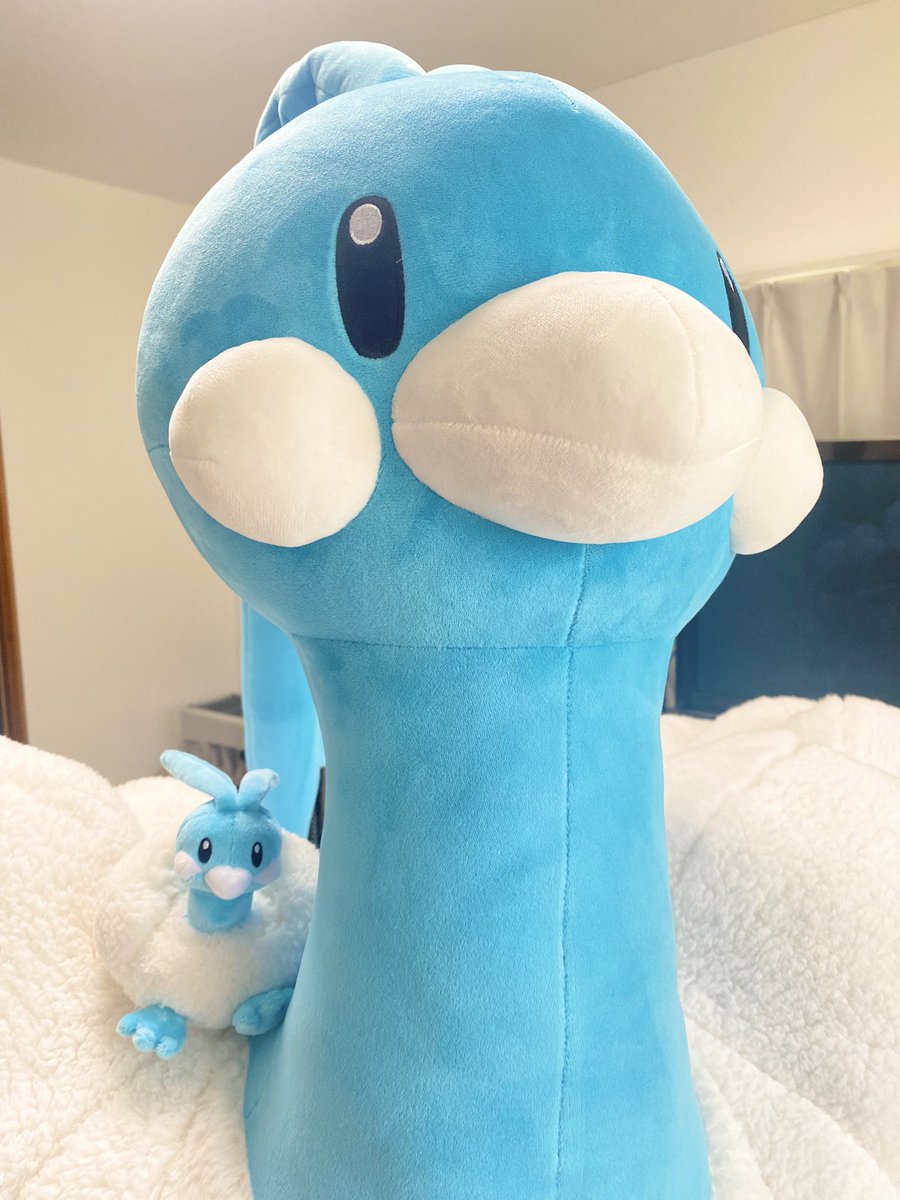 Ria_Poke_ev's tweet photo. ポケモンセンターオンライン受注生産の等身大チルタリス届きました！
ポケセンに飾ってあるオブジェ(ミロカロスとかレックウザとか)レベルの存在感です🤣
羽はボア生地で超もっふもふ！
我が家で1番大きいはずの等身大ブラッキーですら小さく思える存在感w
fitのチルタリスと比較するとこんな感じ😎 https://t.co/tbvoZkMzwt