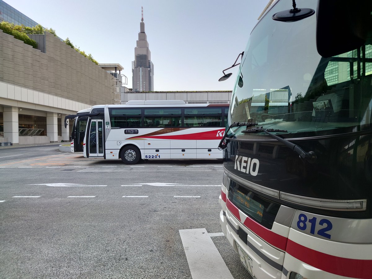 担当者、52201号車がバスタ新宿にいるところを初めて見られたので