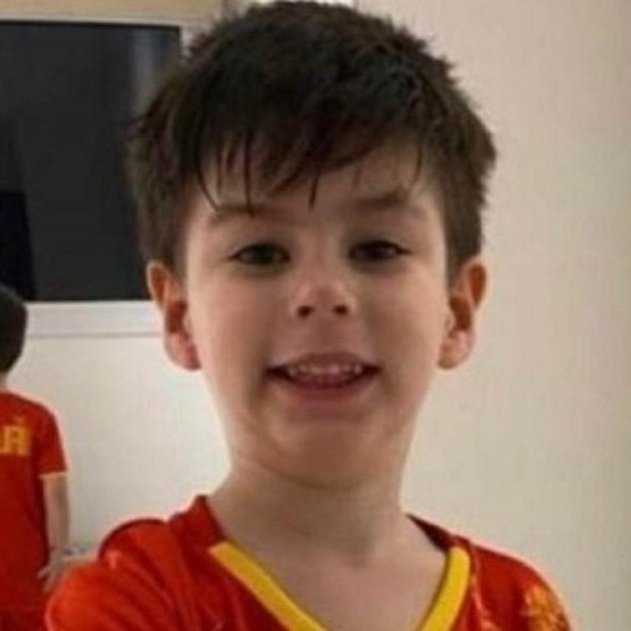 matheuscaseca's tweet photo. O Henry praticamente suplicou pra não ficar com a mãe e o padrasto. Essa tragédia poderia ter sido evitada se tivessem denunciado o padrasto, se tivessem escutado o Henry implorando pra não ir e se a mãe não fosse omissa #LinhaDireta https://t.co/cwBGbDoRVr