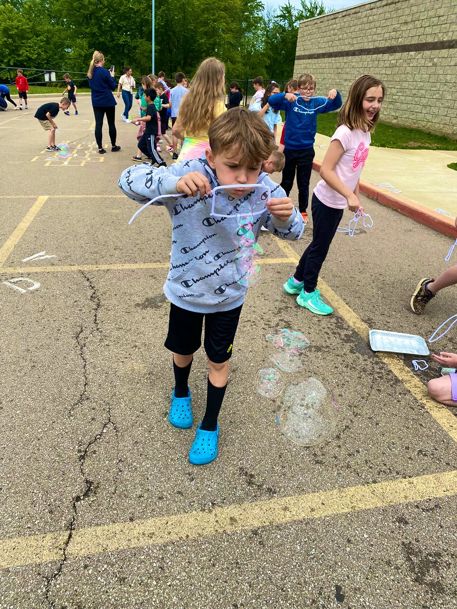 3rdwithMissL's tweet photo. Bubble wand fun 🫧🫧 https://t.co/rexqo3uaHV
