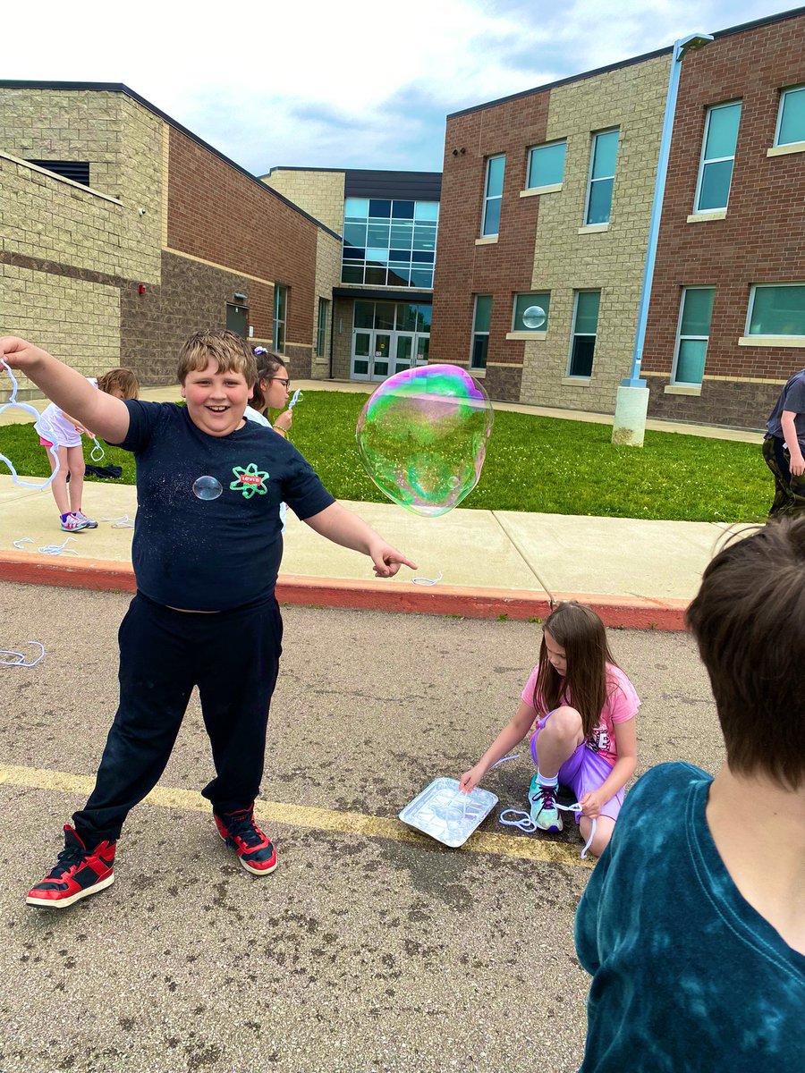 3rdwithMissL's tweet photo. Bubble wand fun 🫧🫧 https://t.co/rexqo3uaHV