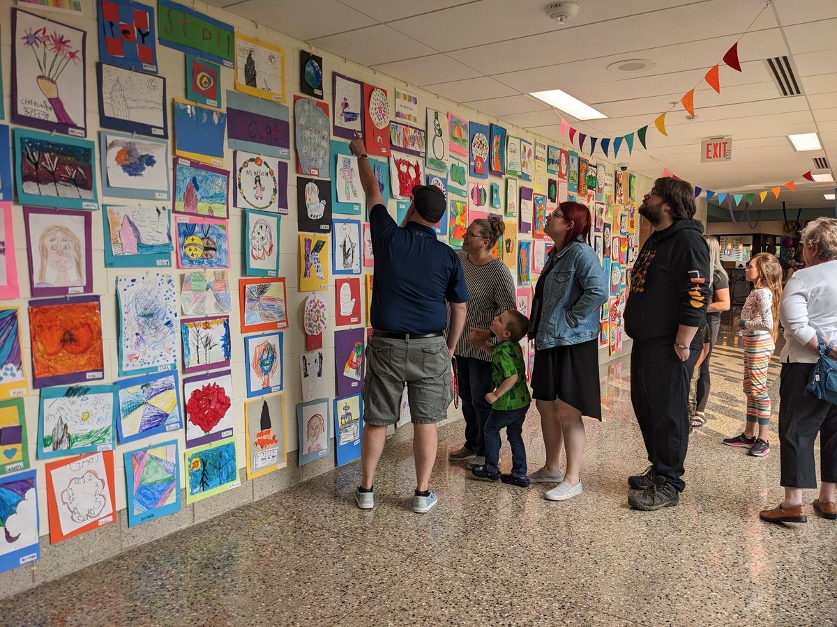 It was an awesome night of families coming to see their little artists' creations! I am so proud of my students and so grateful for my volunteers that helped make tonight a success 💕🎨