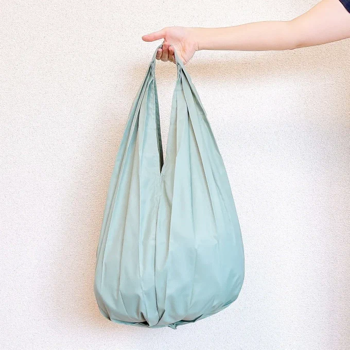【無印良品】荷物が10kgも入って便利!色も形もかわいい「大容量エコバッグ」ひっぱるだけで綺麗にたためるの!   無印良品の「さっとたためるマイバッグ」が使い勝手バツグン。色も形もかわいいのに、荷物がたっぷり入るの。使用後は簡単にたためてコンパクトに持ち運べるよ!
