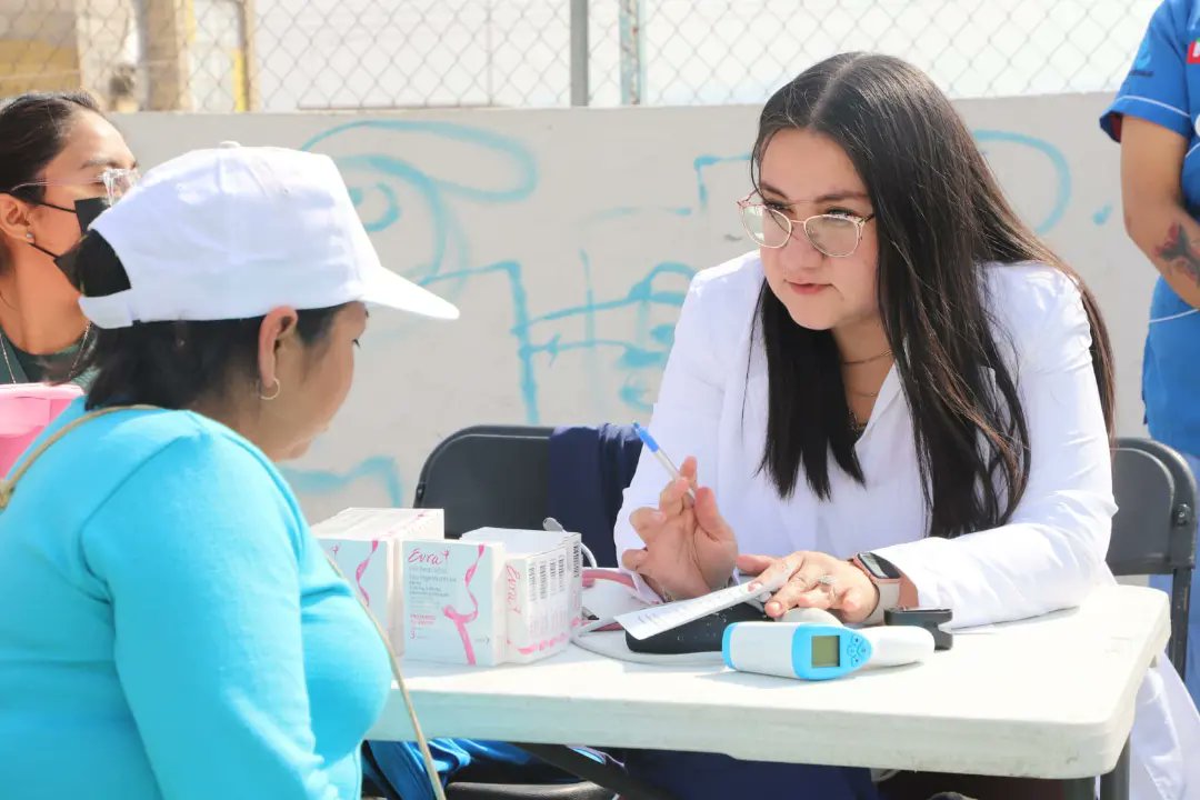 DIF_Pachuca's tweet photo. Nuestra Presidenta Bárbara Montaño visitó a las y los vecinos del Barrio de la Alcantarilla, llevando asistencia médica 🩺, asesorías jurídicas ⚖️, atención psicológica 🧠, entre otros servicios totalmente gratuitos, a través de #DIFContigo.
#BárbaraMontaño https://t.co/jAbh93QoGY