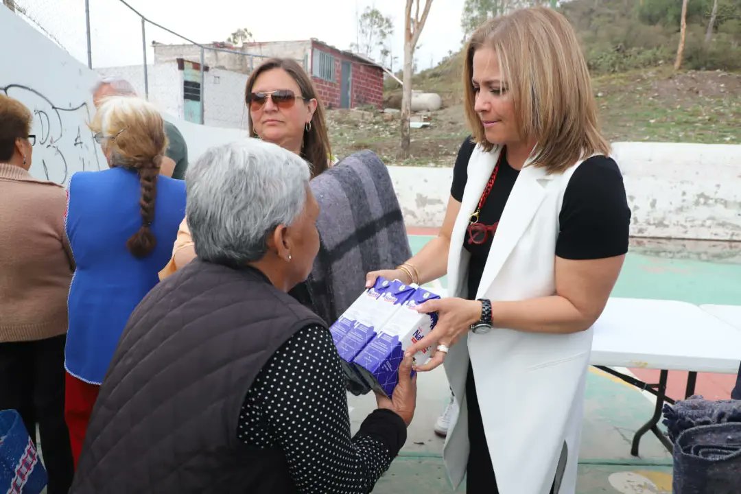 DIF_Pachuca's tweet photo. Nuestra Presidenta Bárbara Montaño visitó a las y los vecinos del Barrio de la Alcantarilla, llevando asistencia médica 🩺, asesorías jurídicas ⚖️, atención psicológica 🧠, entre otros servicios totalmente gratuitos, a través de #DIFContigo.
#BárbaraMontaño https://t.co/jAbh93QoGY