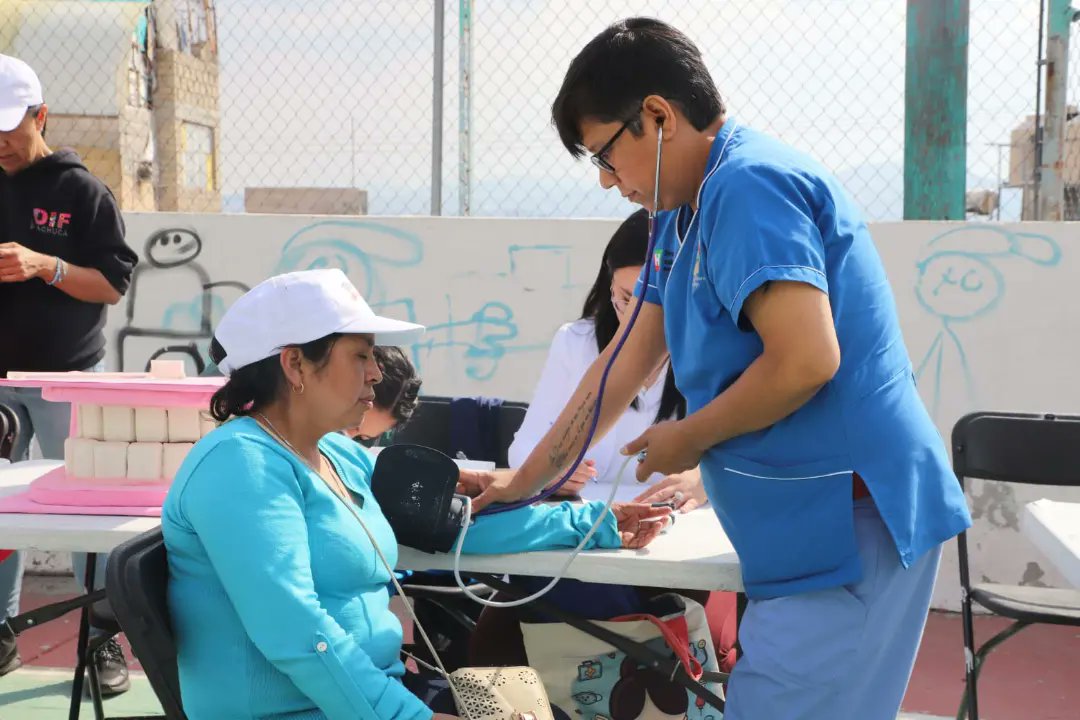 DIF_Pachuca's tweet photo. Nuestra Presidenta Bárbara Montaño visitó a las y los vecinos del Barrio de la Alcantarilla, llevando asistencia médica 🩺, asesorías jurídicas ⚖️, atención psicológica 🧠, entre otros servicios totalmente gratuitos, a través de #DIFContigo.
#BárbaraMontaño https://t.co/jAbh93QoGY