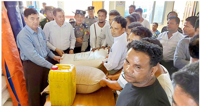 Myint76380936Ye's tweet photo. Union Minister for Border Affairs Lt-Gen Tun Tun Naung provides aid to cyclone victim #Bengalis in Sittwe Township.
@OICatUN
@OIC_OCI
@UN
..How kind Tatmadaw personnel are! They are providing aids to everyone regardless of any religion #Myanmar #mochaupdate https://t.co/CfaXX3deYx