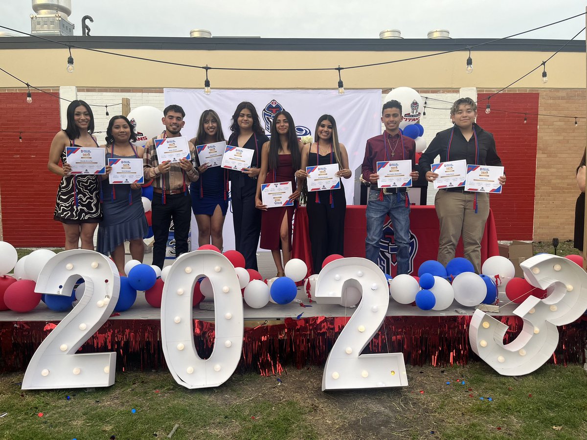 Victori51986943's tweet photo. My heart is full! Thank you @SGHS_Titans for inviting me to the ECHS celebration.  Did I mention this is the 1st @sgechs graduating class in GISD? So proud! @Doc_torSus @drlopez23 @gisdmagnets @PrincipalEwing @Vsan22Victoria @MVHSVP @gisdnews https://t.co/fxzTYSsyai