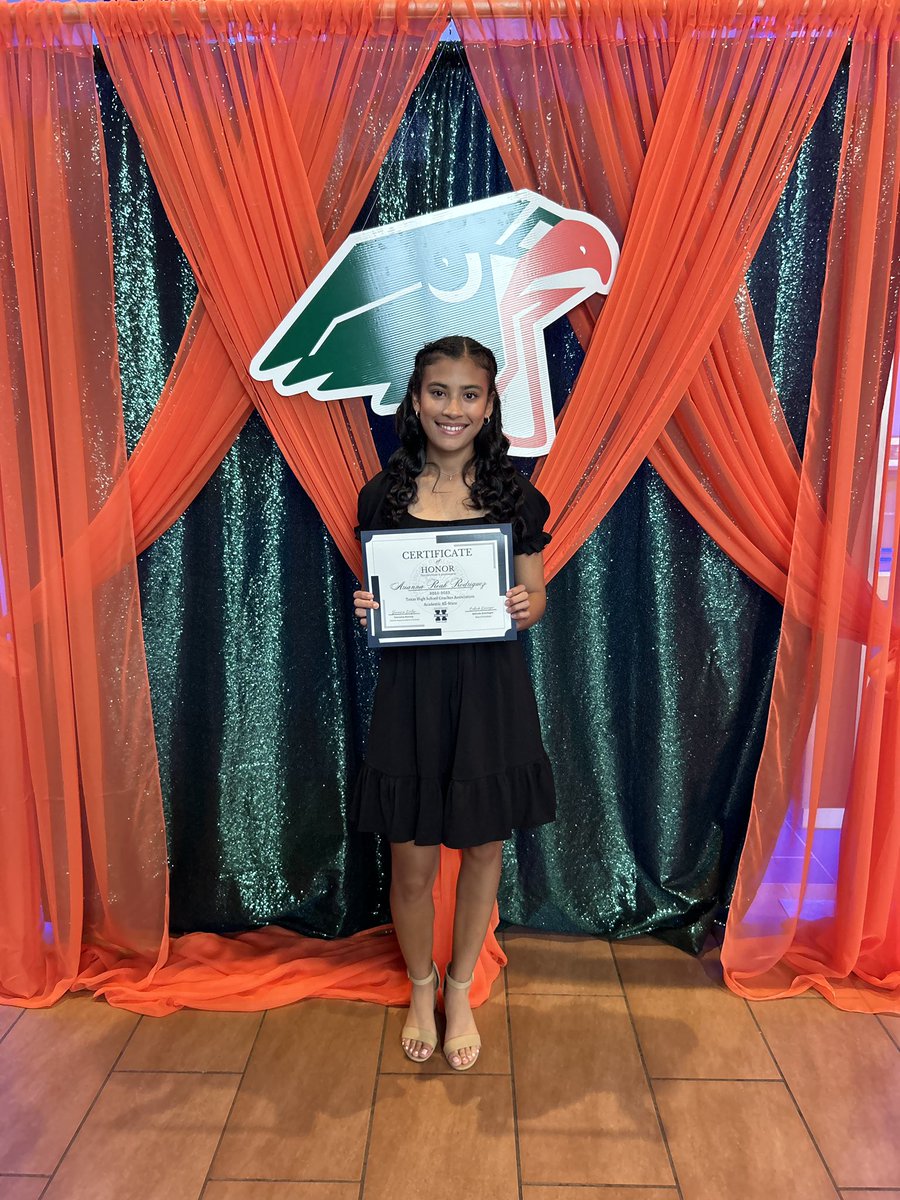 VeroRodz7's tweet photo. Celebrating Arianna tonight at the HCISD THSCA Academic All-State presentation @SouthHawkXCTF Thank you for a memorable Senior Year #HCISDProud #PROUDMom #XCRunner #RunAsOne #HCISDAthletics https://t.co/KeGizSgqIY