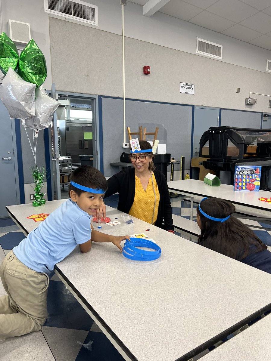 AlvarezRice's tweet photo. ✨Family Academy Night✨ Wellness Matter🪴Board Games, CornHole, Rock Painting and Music 🎶  Family enjoying some relax time🙌🏼 for joining us @EOGreenHornets @dcastellanohsd https://t.co/mcvUGGPROQ