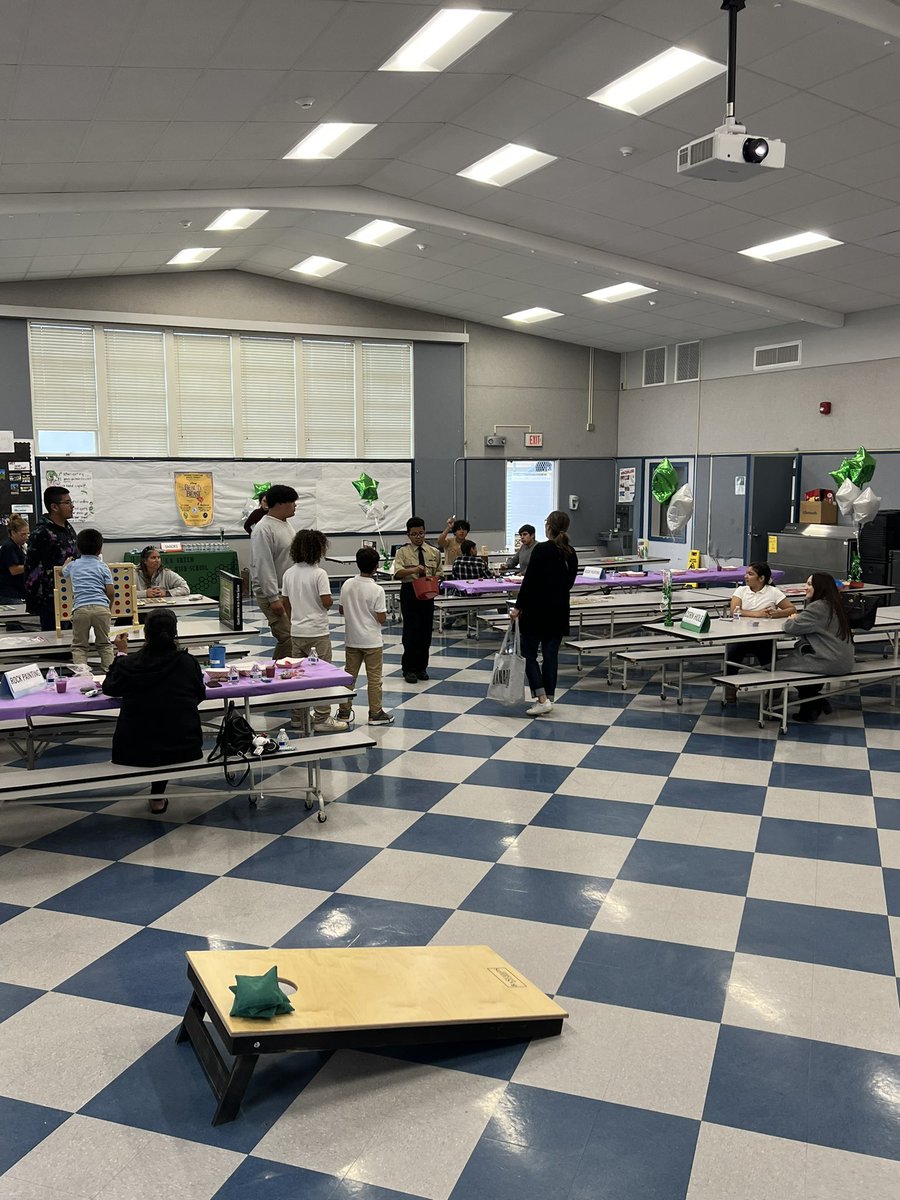 AlvarezRice's tweet photo. ✨Family Academy Night✨ Wellness Matter🪴Board Games, CornHole, Rock Painting and Music 🎶  Family enjoying some relaxing time🙌🏼 for joining us @EOGreenHornets @dcastellanohsd  @HuenemeElemSD https://t.co/QWneemXBYX