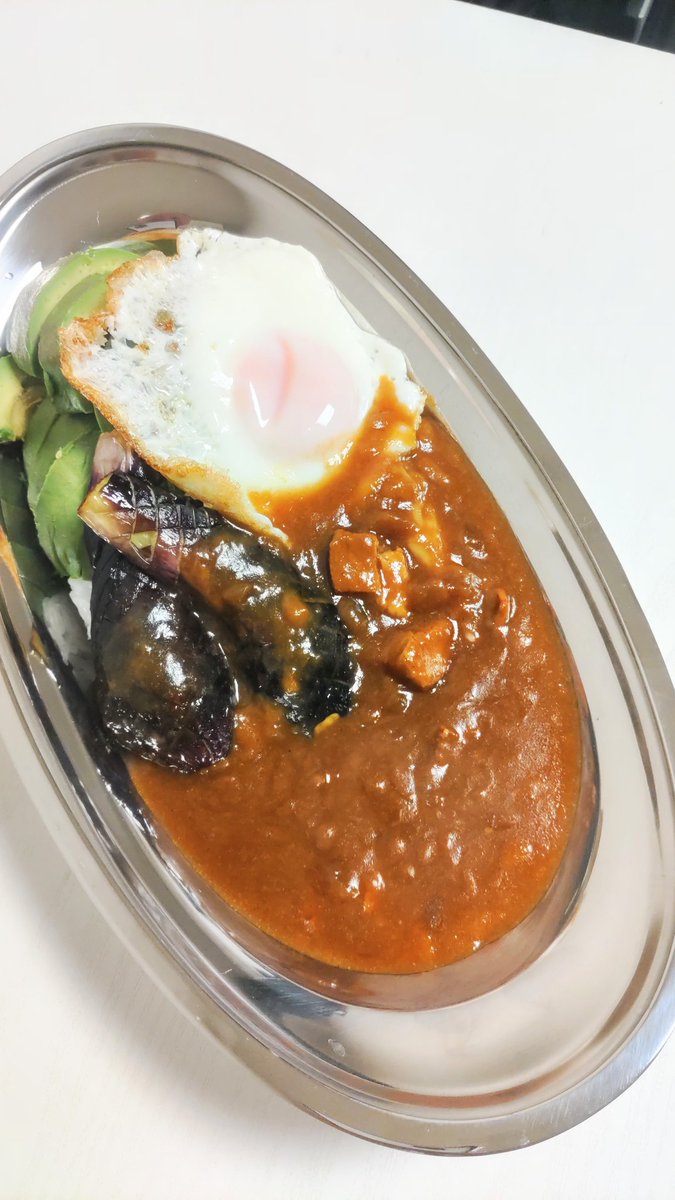 青森りんごカレーに🍆、🥑 目玉焼きを乗せました✨ スパイスの辛味がある中に🌶️ りんごの酸味と甘みが効いていて とても美味しいカレーです🧑‍🍳 🍆と🥑も良い仕事をしてくれて ヘルシーで美味しい一皿にりました✌️ こちらもご覧下さい🧑‍🍳