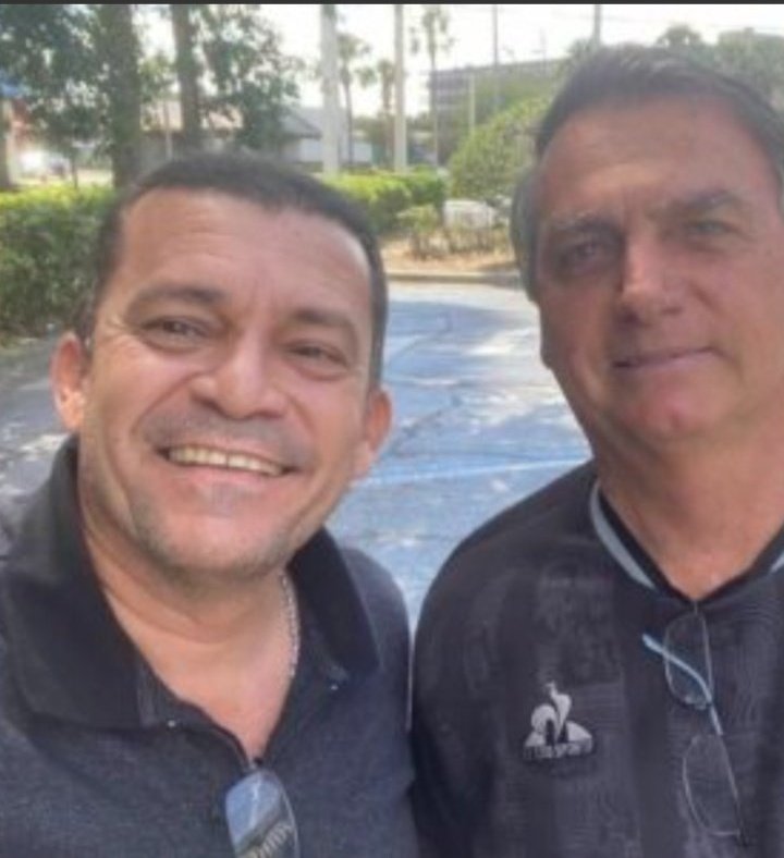 pavao9111's tweet photo. Ninguém fala do Sargento Max, ex integrante do BOPE, guarda-costas do Presidente Bolsonaro. Max é um militar exemplar. Está preso sem ter cometido ilicitude. Cadê o Max? Vão esquecê-lo na cadeia? https://t.co/Lve6S1lHew