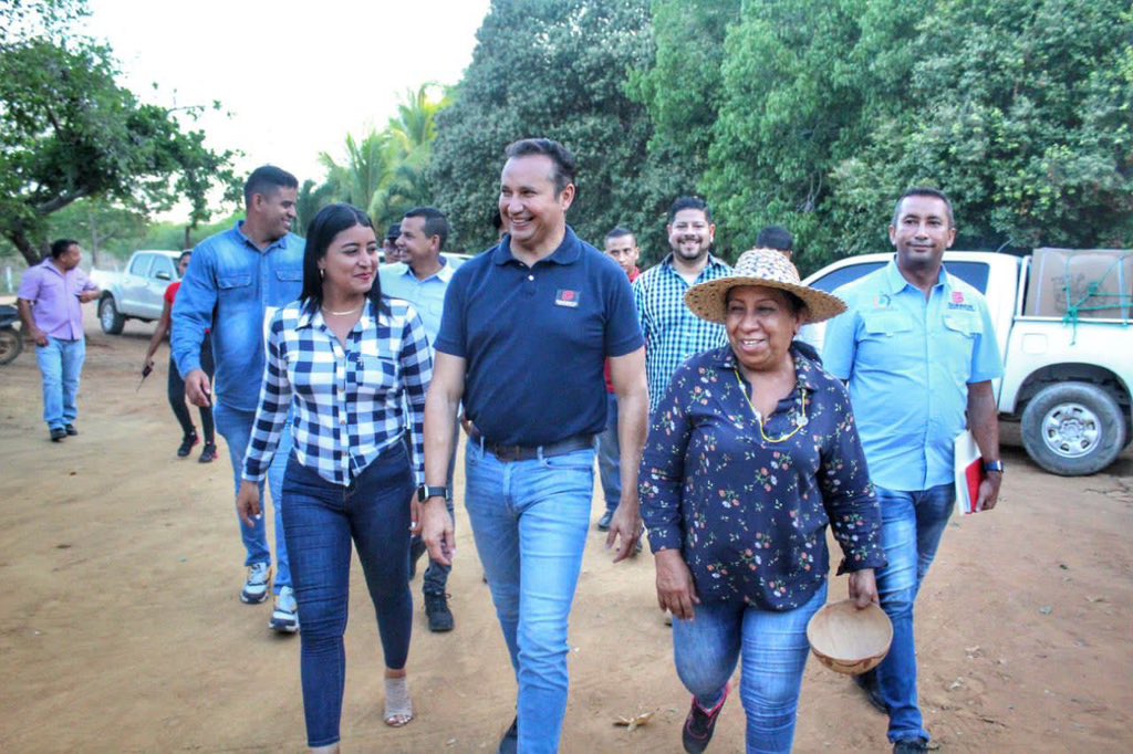josemvasquez's tweet photo. En El Socorro entregamos dos trapiches a productores de caña papelonera que tienen más de 50 años produciendo guarapo de caña, papelón, panela y otros derivados. Guárico se sigue posicionando entre los primeros productores del país en distintos rubros. ¡Producir es vencer! https://t.co/NEXnbIDmnB