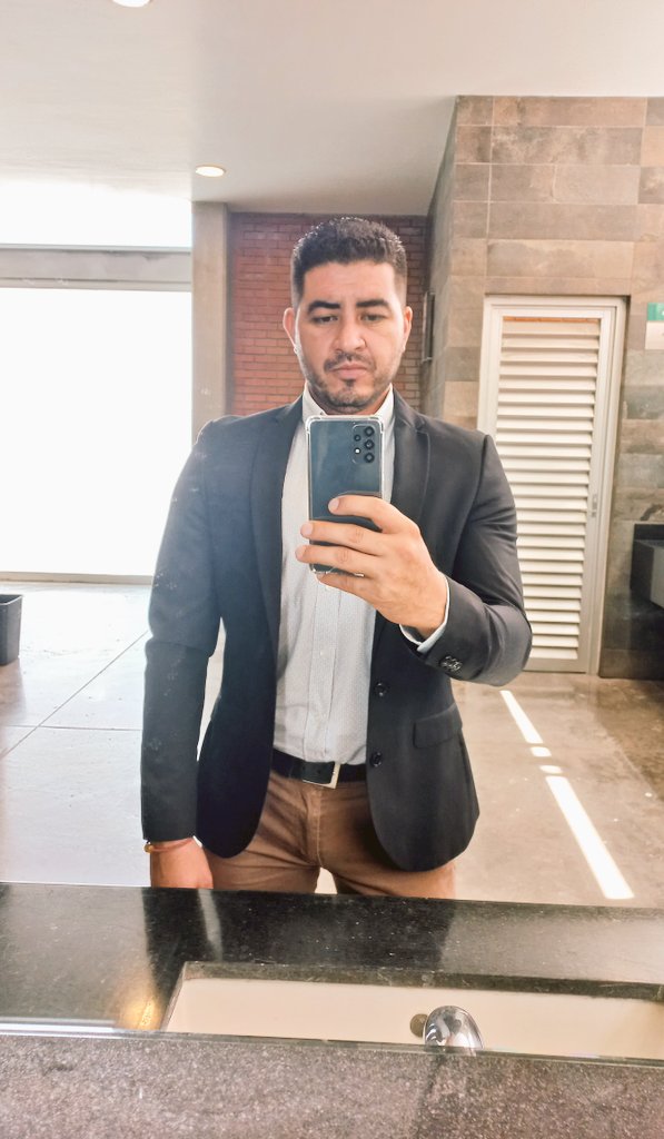 bendondiego's tweet photo. El profe / Los pecs https://t.co/4jnM5x7ARM