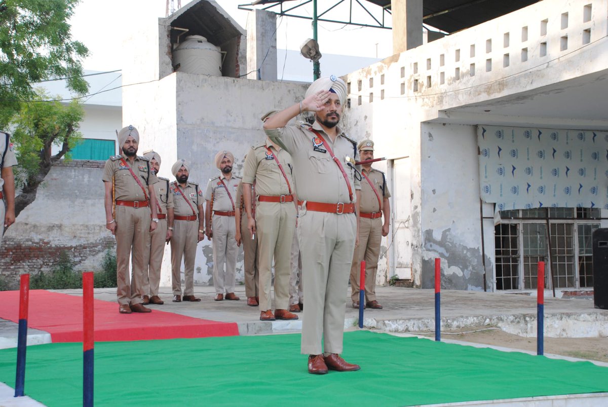 BathindaPolice's tweet image. ਬਠਿੰਡਾ ਪੁਲੀਸ ਵੱਲੋਂ ਜਨਰਲ ਪ੍ਰੇਡ ਦੌਰਾਨ ਪ੍ਰਭਾਵਸ਼ਾਲੀ ਤਰੀਕੇ ਨਾਲ ਲੋਕਾਂ ਵਿੱਚ ਵਿਚਰਨ, ਸੀਨੀਅਰ ਅਧਿਕਾਰੀਆਂ ਪਾਸ ਰਿਪੋਰਟ ਕਰਨ, ਗੈਰ-ਕਾਨੂੰਨੀ ਭੀੜ੍ਹ ਨੂੰ ਕਾਬੂ ਕਰਨ ਅਤੇ ਅਜੋਕੇ ਸਮੇਂ ਦੇ ਤੇਜ਼ੀ ਨਾਲ ਬਦਲ ਰਹੇ ਹਾਲਾਤਾਂ ਦੌਰਾਨ ਤਫਤੀਸ਼ ਦੇ ਨਵੇਂ ਢੰਗ ਤਰੀਕਿਆਂ ਸਬੰਧੀ ਪੁਲੀਸ ਕਰਮੀਆਂ ਨੂੰ ਅਭਿਆਸ ਕਰਵਾਇਆ ਗਿਆ। #GeneralParade