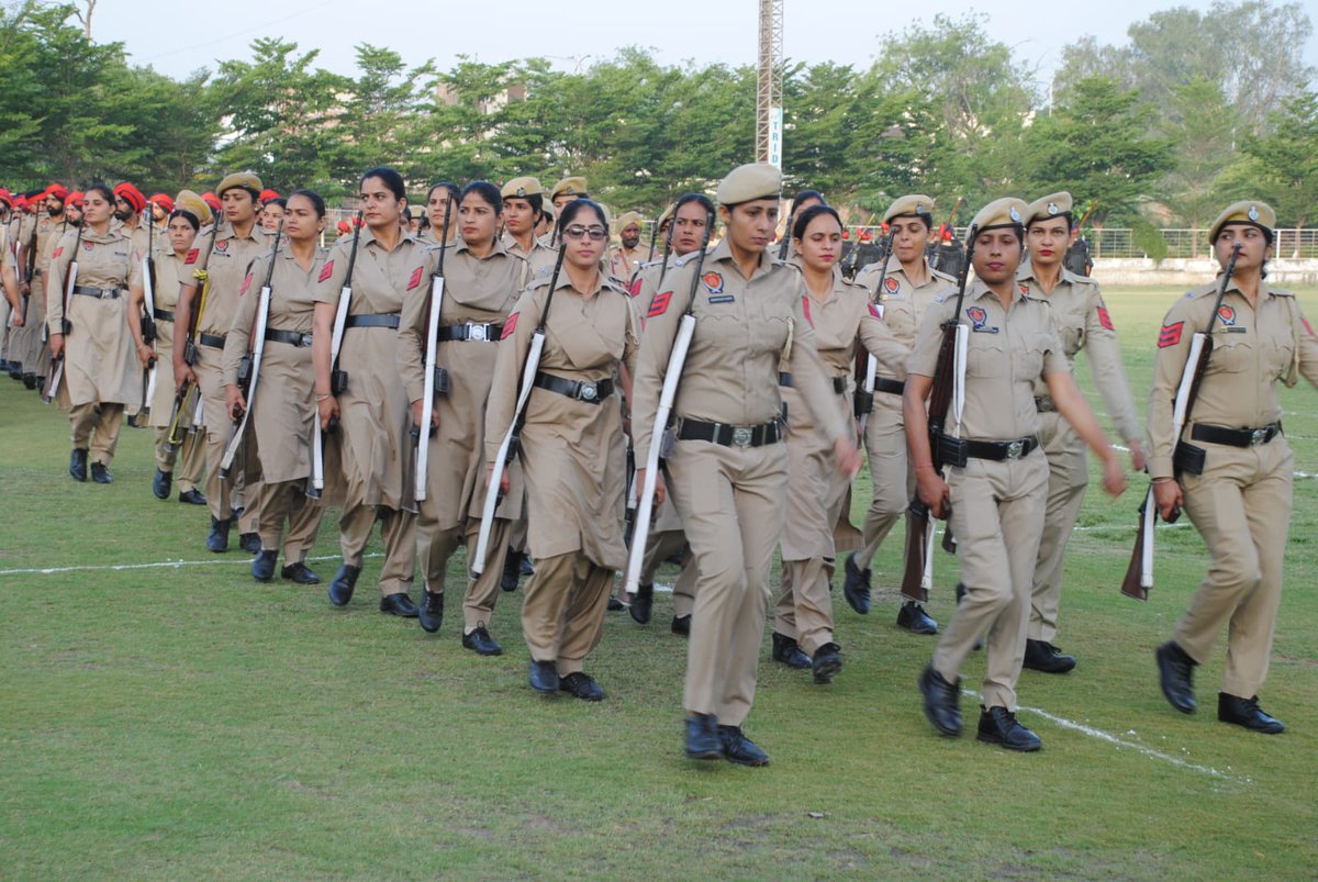 BathindaPolice's tweet image. ਬਠਿੰਡਾ ਪੁਲੀਸ ਵੱਲੋਂ ਜਨਰਲ ਪ੍ਰੇਡ ਦੌਰਾਨ ਪ੍ਰਭਾਵਸ਼ਾਲੀ ਤਰੀਕੇ ਨਾਲ ਲੋਕਾਂ ਵਿੱਚ ਵਿਚਰਨ, ਸੀਨੀਅਰ ਅਧਿਕਾਰੀਆਂ ਪਾਸ ਰਿਪੋਰਟ ਕਰਨ, ਗੈਰ-ਕਾਨੂੰਨੀ ਭੀੜ੍ਹ ਨੂੰ ਕਾਬੂ ਕਰਨ ਅਤੇ ਅਜੋਕੇ ਸਮੇਂ ਦੇ ਤੇਜ਼ੀ ਨਾਲ ਬਦਲ ਰਹੇ ਹਾਲਾਤਾਂ ਦੌਰਾਨ ਤਫਤੀਸ਼ ਦੇ ਨਵੇਂ ਢੰਗ ਤਰੀਕਿਆਂ ਸਬੰਧੀ ਪੁਲੀਸ ਕਰਮੀਆਂ ਨੂੰ ਅਭਿਆਸ ਕਰਵਾਇਆ ਗਿਆ। #GeneralParade