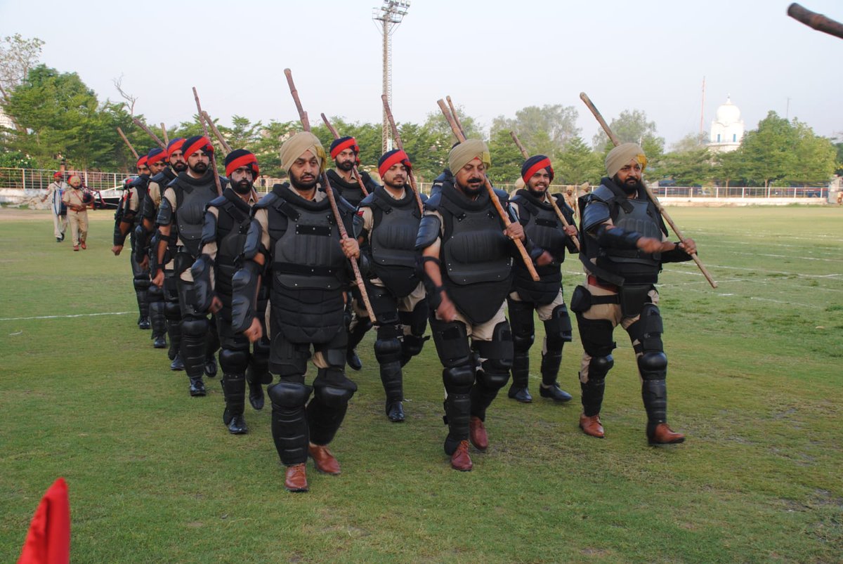 BathindaPolice's tweet image. ਬਠਿੰਡਾ ਪੁਲੀਸ ਵੱਲੋਂ ਜਨਰਲ ਪ੍ਰੇਡ ਦੌਰਾਨ ਪ੍ਰਭਾਵਸ਼ਾਲੀ ਤਰੀਕੇ ਨਾਲ ਲੋਕਾਂ ਵਿੱਚ ਵਿਚਰਨ, ਸੀਨੀਅਰ ਅਧਿਕਾਰੀਆਂ ਪਾਸ ਰਿਪੋਰਟ ਕਰਨ, ਗੈਰ-ਕਾਨੂੰਨੀ ਭੀੜ੍ਹ ਨੂੰ ਕਾਬੂ ਕਰਨ ਅਤੇ ਅਜੋਕੇ ਸਮੇਂ ਦੇ ਤੇਜ਼ੀ ਨਾਲ ਬਦਲ ਰਹੇ ਹਾਲਾਤਾਂ ਦੌਰਾਨ ਤਫਤੀਸ਼ ਦੇ ਨਵੇਂ ਢੰਗ ਤਰੀਕਿਆਂ ਸਬੰਧੀ ਪੁਲੀਸ ਕਰਮੀਆਂ ਨੂੰ ਅਭਿਆਸ ਕਰਵਾਇਆ ਗਿਆ। #GeneralParade