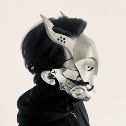 ペーパークラフトの仮面に、新造のブレイドパーツを追加した塗装済み改造作例です。  通販→ wazakka-kan.jp/cyber/