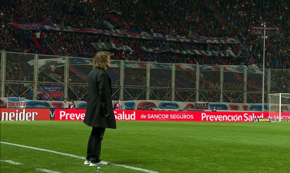 Un año de su primer entrenamiento y su vuelta OFICIAL en el club.

Volvio para dejar todo por su querido San Lorenzo y para quedarse de por vida.

Es el Gallego Insua que volvio a Boedo para ser campeon 💙❤️.