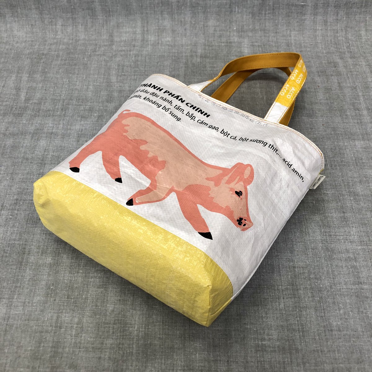 tuan_bag's tweet photo. とことんパッチワーク✂️
新作バッグ
neo-short type⑦

夏の青空に映える🌻
マスタードイエローの帆布に黄色ベースのパッチワークを施しました！

かわいいブタさんウォーキング🐖

もちろんオンリーワンですよ☝️

#飼料袋 #サスティナブル #アップサイクル #upcycle #tuantuan #工房 #パッチワーク https://t.co/v38hZsJ5sw