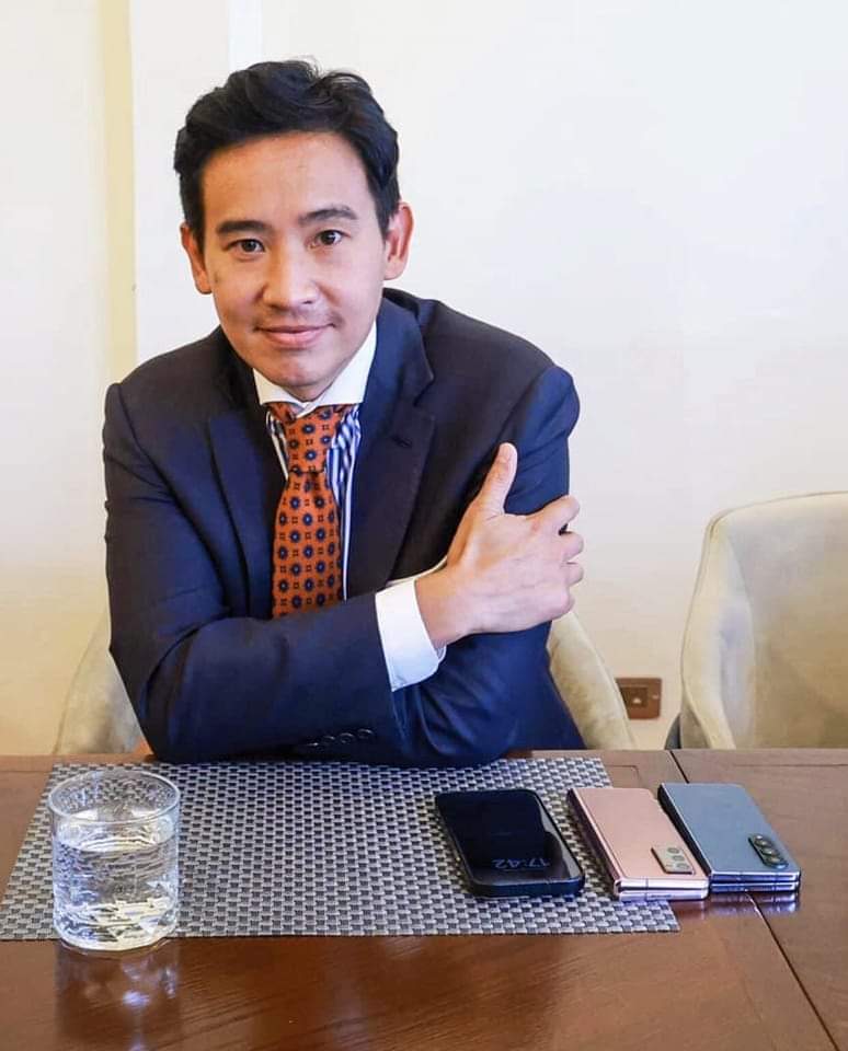 non12887's tweet photo. มือถือเยอะขนาดนี้ อนุทินบอกทำไมกูโทรไม่ติดวะ? 🤣 #พิธาลิ้มเจริญรัตน์ #นายกคนที่30 #จัดตั้งรัฐบาล #จัดตั้งรัฐบาล2566 https://t.co/NEQpky8G55