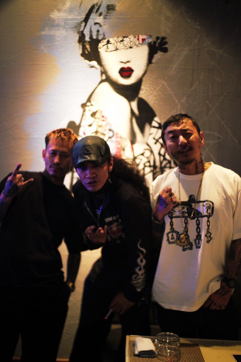 CRAY_G666's tweet photo. 昨日は俺がプロデュースする店
MIXBAR ASOKOのヨーコにキューくんとルームが来てくれたよ☆
最高に楽しかったぁー♪
てか俺が描いた絵 意外とでっけぇーんだな🤘
粋な振る舞い本当に感謝です!!!!
#GCUE #CRAY_G #ROOM #ASOKOのヨーコ #豊田市 https://t.co/NYKmgksDm4