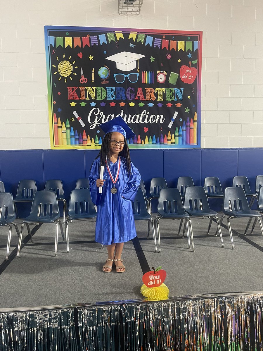Drldjohnson3's tweet photo. What a special day, special moment, and time… our Kayleigh graduated kindergarten today and led us in the pledge and class statement! #ProudParent 🎓😁 We love you and are ready for your next chapter while grateful for the experiences! 🙏🏾 #KinderGrad https://t.co/UfqytWyfGC