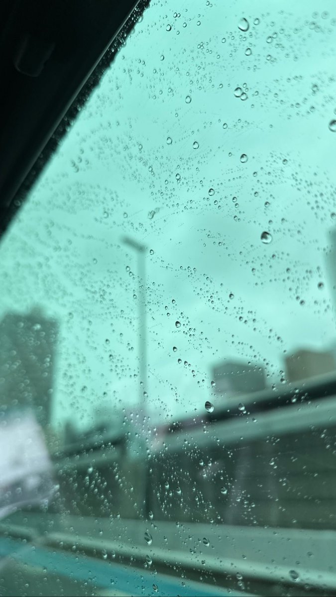 xhoshie's tweet photo. Raining. https://t.co/c7auVOADOu