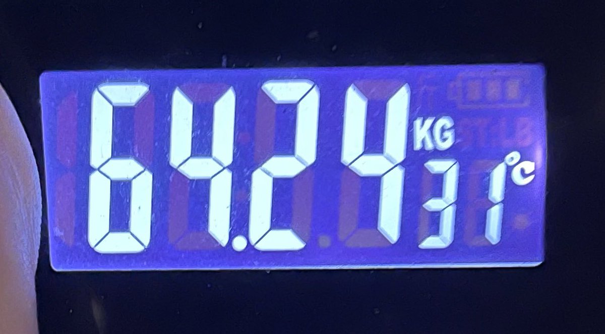 Me : berjaya turunkan berat badan dalam masa sebulan lebih before raya haritu. Totally cut sugar and eat clean. Now berat badan i turun 12kg from 76kg to 64kg 🥹😇