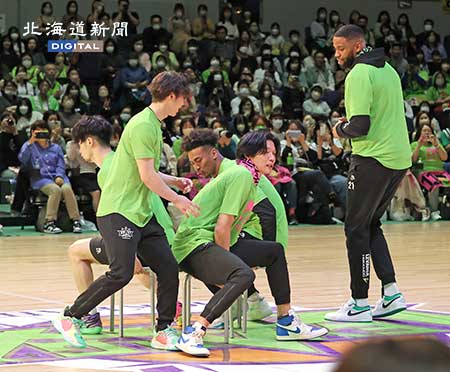 レバンガ北海道ファン感謝祭🏀

記事👉　hokkaido-np.co.jp/article/846470/

鉄壁の漢 #島谷怜 1⃣5⃣ 

#桜井良太 1⃣1⃣ から椅子は守れなかった・・・😱

ゲームでは来季も鉄壁ガードをお願いしますね😘

#Ｂリーグ
#レバンガ北海道