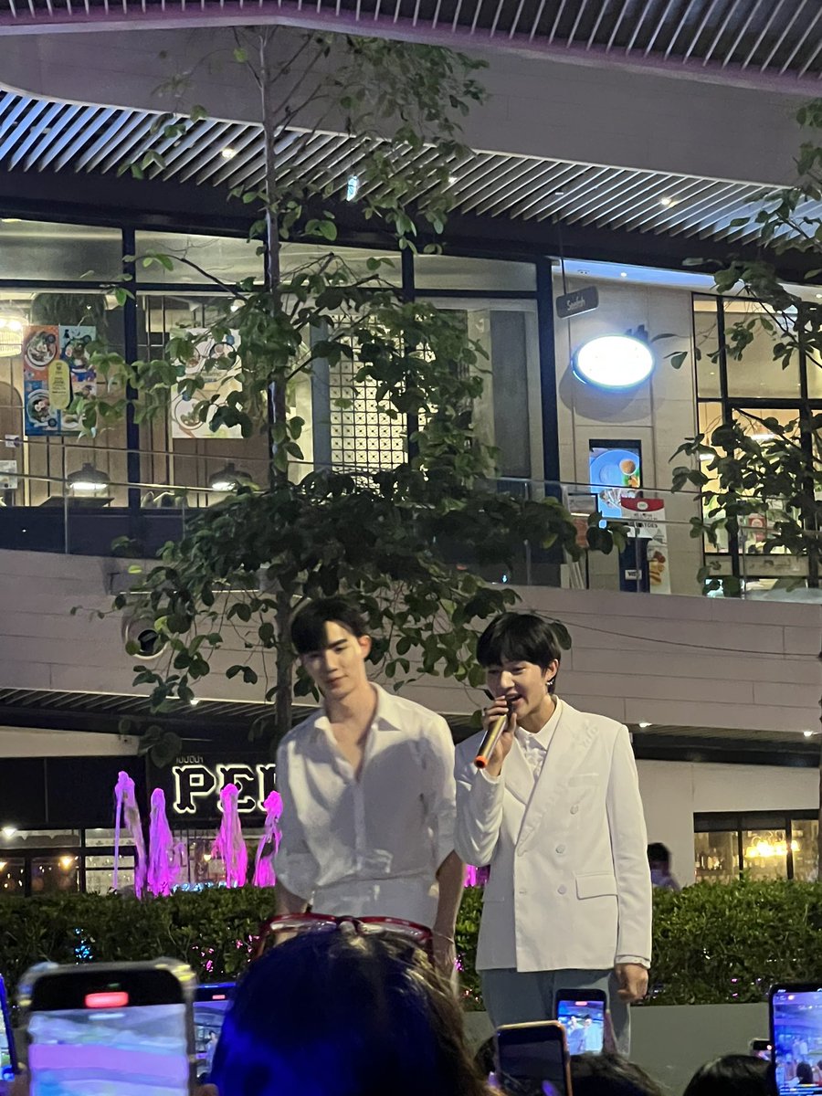 kaewwww2003's tweet photo. 22/11/2022💙🧡ครั้งแรกที่เจอนั่นคือจังหวะตกหลุมรัก😽🫶🐶
#ZeeNuNew https://t.co/CTKihN831x