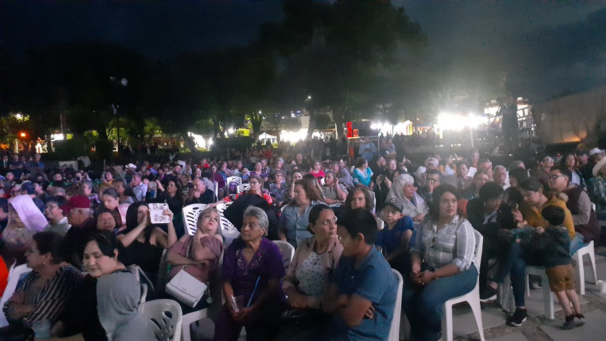 Aunque la lluvia nos sorprendió la música no se hizo esperar y estamos más que atentos para disfrutar la noche de gala con #FernandoDeLaMora  acompañado del mariachi y la OFS.
#FestivalKino