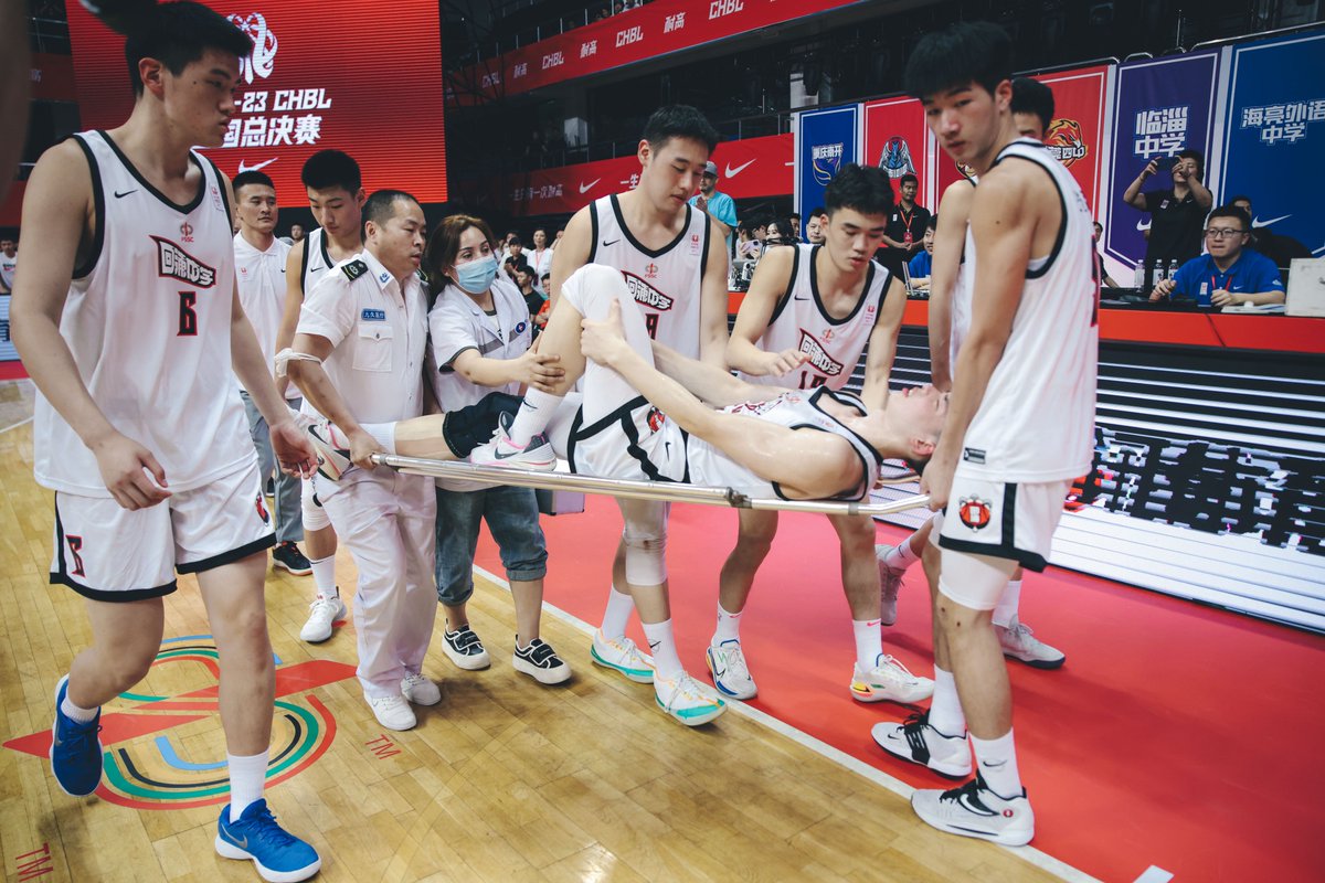 zhejianglinhai's tweet photo. A team member who was injured in a basketball game.バスケットボールの試合で負傷した選手.在篮球比赛中受伤的队员 #China https://t.co/GSj98KcM3J
