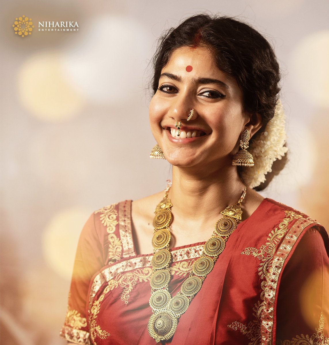 Throw Back Pic from #ShyamSinghaRoy 🎬

Traditional Beauty #SaiPallavi Ma'am 😍

#Nani #SaiPallavi007 #SareeTwitter