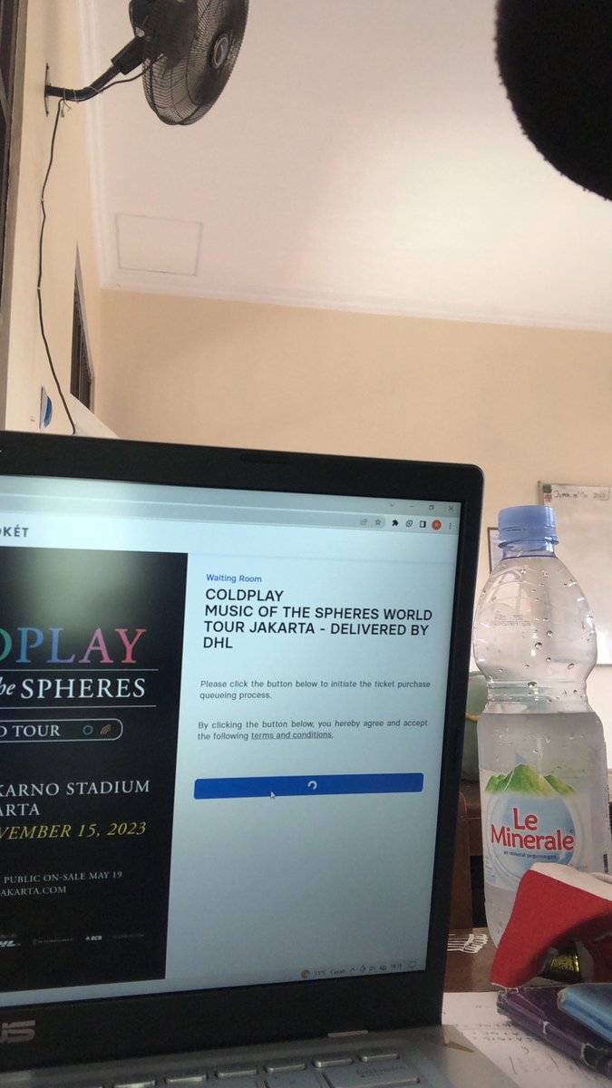 chiirodayyi's tweet photo. Kaloo kyk giniii harus digimanainnn???!
Mau nonton coldplayyy https://t.co/DtgW272EnG