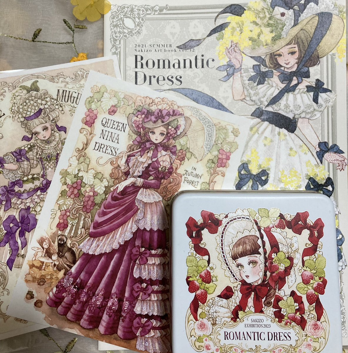 Sakizoさん(@tebasakizo )の個展で美しい原画の数々を拝んできました…華やかなドレスも画面の構成デザインも素晴らしかった…ようしさんのお人形も可愛いし衣装の再現度も物凄くて魅力的でした〜っイロリムラで21日まで開催されてます クッキー缶可愛すぎ🍓🍪