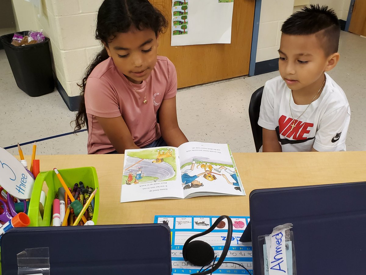icyeatras's tweet photo. Spending some good DEAR time with our third grade buddy class! Drop Everything  And Read!!! 🤗 https://t.co/IL8qYbDhBL
